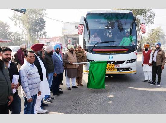 विधायक भुल्लर ने ‘मुख्यमंत्री तीर्थ यात्रा योजना’ के तहत यात्री बस को दिखाई हरी झंडी