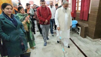 मंत्री अनिल विज ने की अंबाला में शास्त्री कॉलोनी शिव मंदिर की सफाई