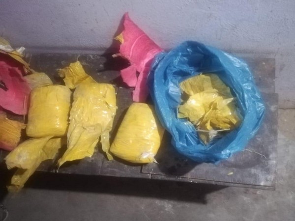 बीएसएफ और पंजाब पुलिस ने तरनतारन में प्रतिबंधित सामग्री के 4 पैकेट किए बरामद