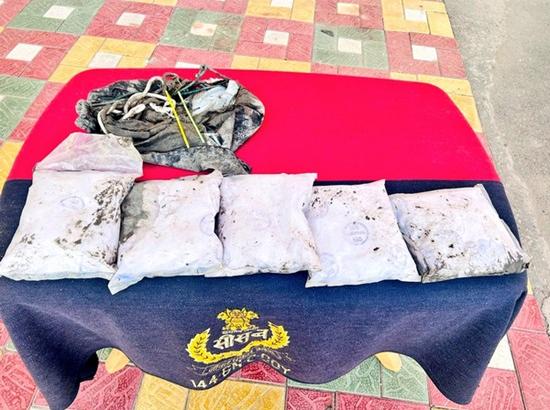 पंजाब पुलिस के साथ संयुक्त अभियान में बीएसएफ के जवानों ने अमृतसर से 5.29 किलोग्राम मादक पदार्थ किया बरामद