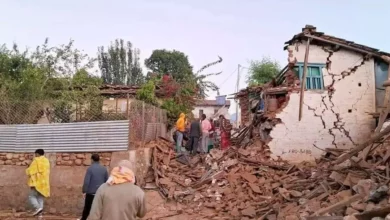 भूकंप के झटकों से नेपाल में गिरे कईं मकान, 128 लोगों की हुई मौत