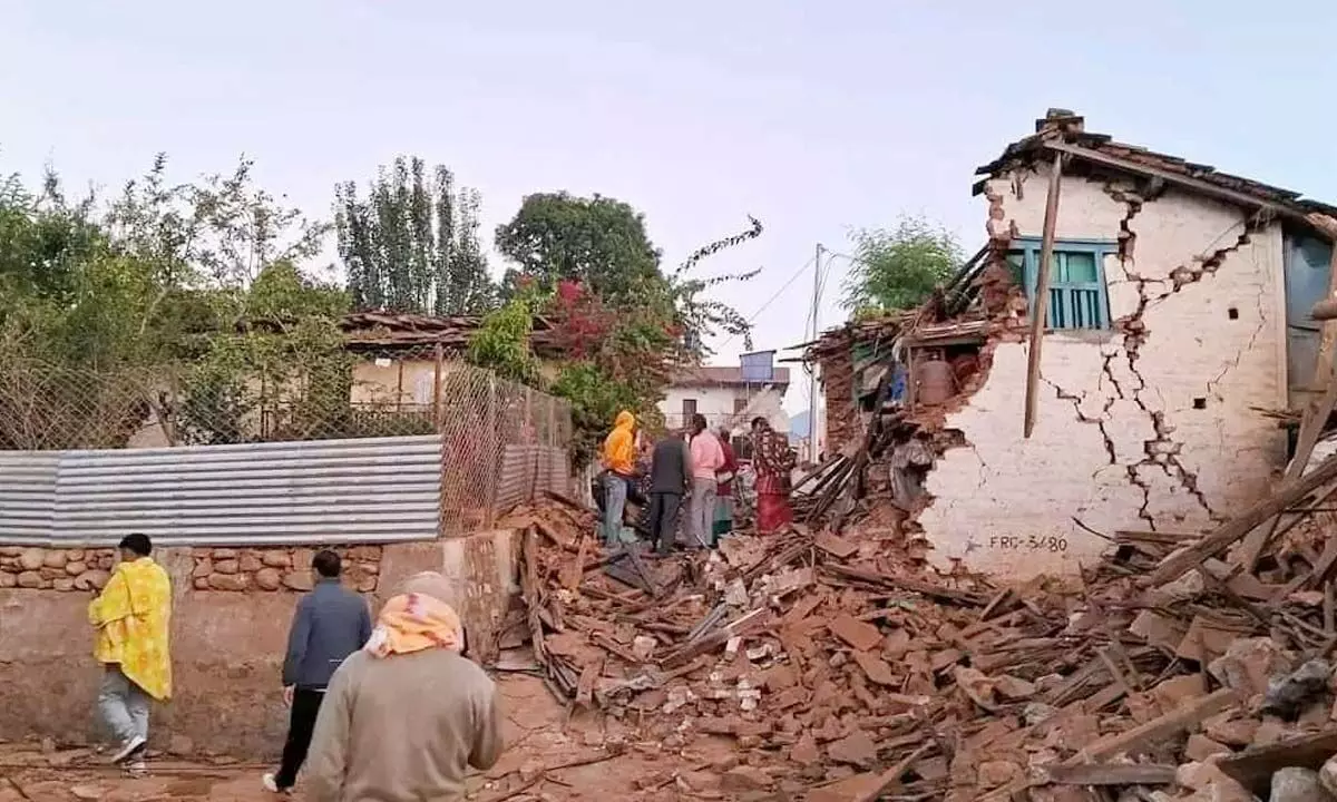 भूकंप के झटकों से नेपाल में गिरे कईं मकान, 128 लोगों की हुई मौत