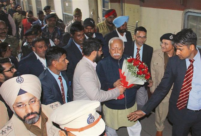 आरएसएस प्रमुख मोहन भागवत ने डेरा ब्यास प्रमुख से की मुलाकात