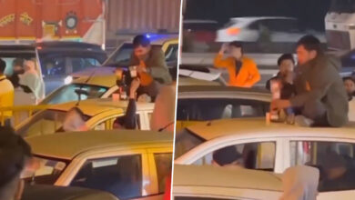 गुरुग्राम में चलती कार की छत पर बैठकर व्यक्ति ने पी शराब, एफ़आईआर दर्ज