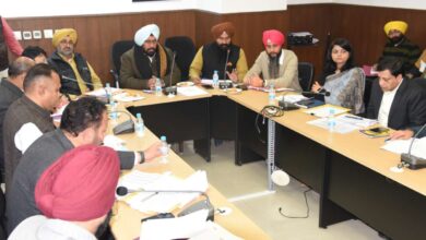 मंत्री बलकार सिंह ने विधायकों की मौजूदगी में विभिन्न परियोजनाओं पर की समीक्षा बैठक