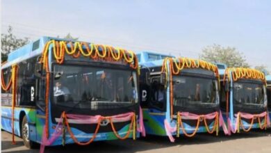 350 इलेक्ट्रिक बसों को LG और सीएम केजरीवाल ने दिखाई हरी झंडी