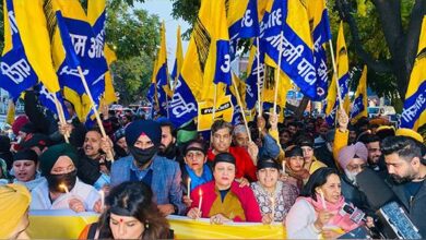 नगर निगम चुनाव में बीजेपी द्वारा लोकतंत्र की हत्या के खिलाफ AAP का कैंडल मार्च