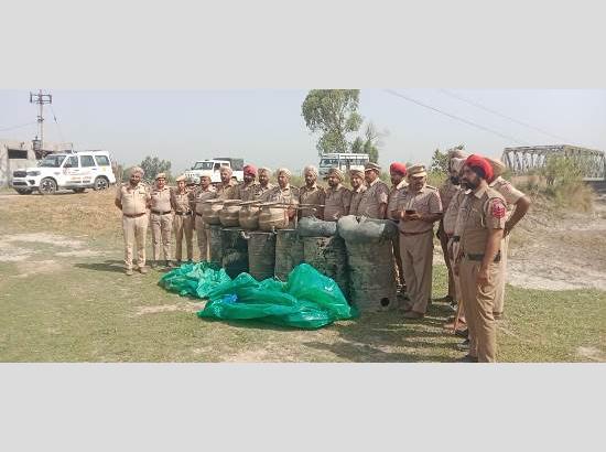 फिरोजपुर में भारत-पाक सीमा के पास CASO ऑपरेशन, पुलिस ने 30,000 लीटर लाहन और 400 बोतल अवैध शराब की बरामद