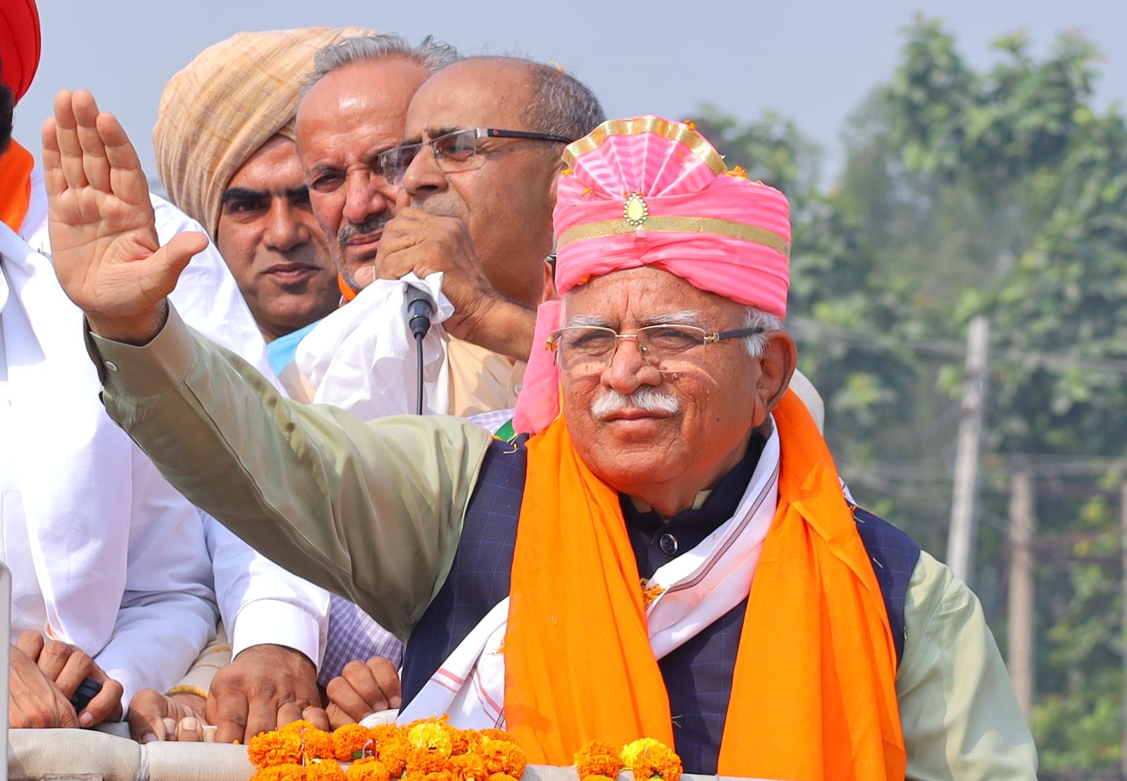 भाजपा के स्टार प्रचारक मनोहर लाल का करनाल में जनसंपर्क अभियान "उफान" पर