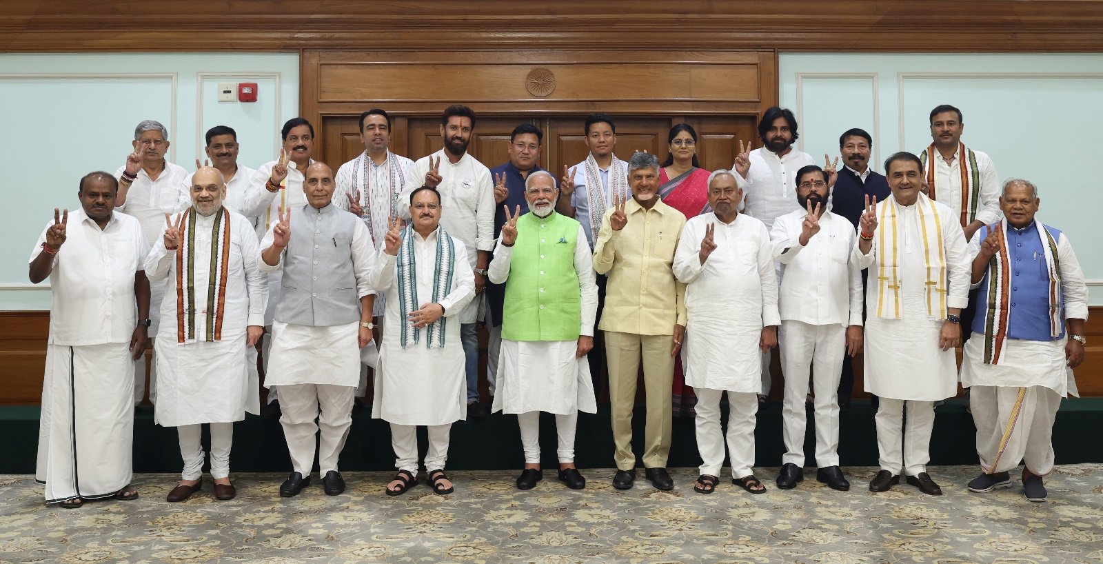 एनडीए नेताओं ने सर्वसम्मति से नरेंद्र मोदी को चुना गठबंधन का नेता