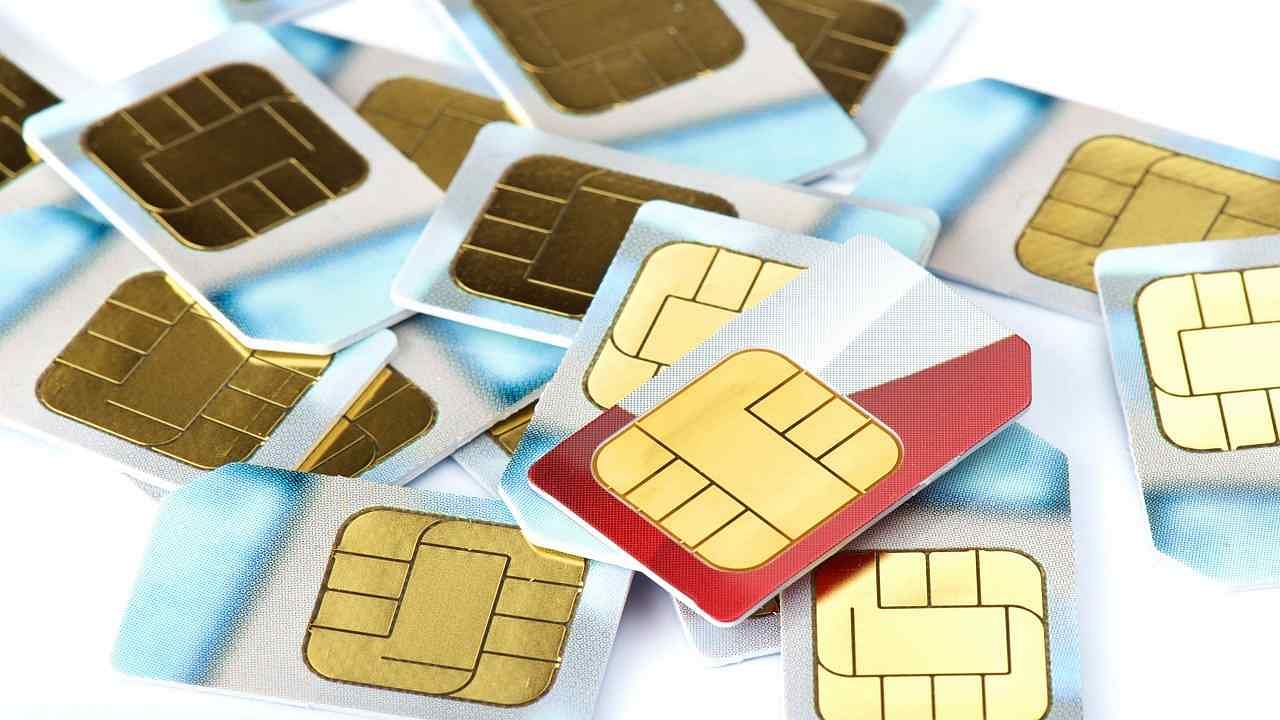 मोबाइल में 2 सिम कार्ड लगाना अब पड़ सकता है महंगा, TRAI ला रहा है नया नियम