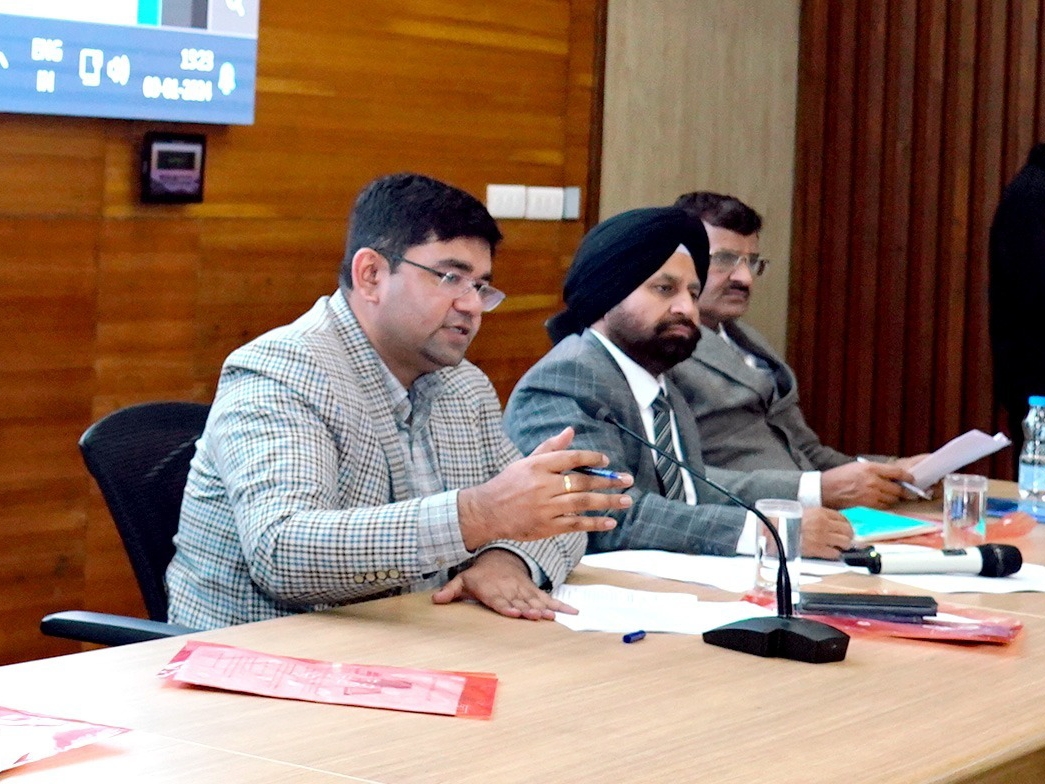 चंडीगढ़ डीसी विनय प्रताप सिंह ने डिफॉल्टर आर्म्स लाइसेंस धारकों पर की कार्रवाई